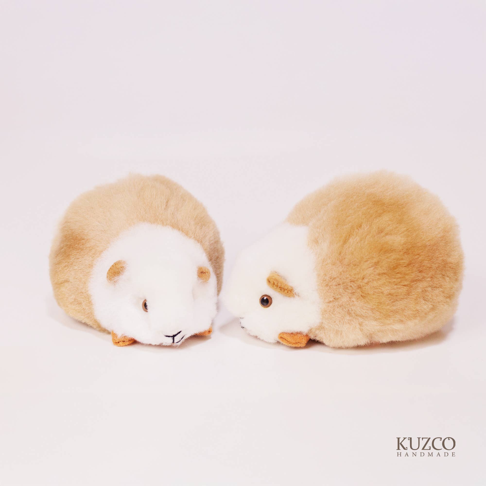 KuzcoHandmade – Engroshandel Plyslegetøj - Børn og baby – Fyldt marsvin i alpakahud – blødt tøjdyr