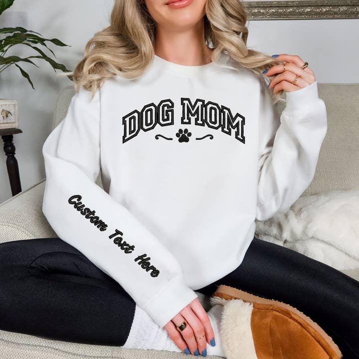 One Nine – Sweatshirt - Mulher por atacado – Camisolas personalizadas com bordado Dog Mom, Texto Personalizado na Manga