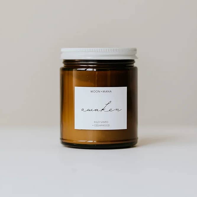 Candela Awaken 9oz | Palo Santo + Cedarwood per la vendita all'ingrosso da parte di Moon + Mana