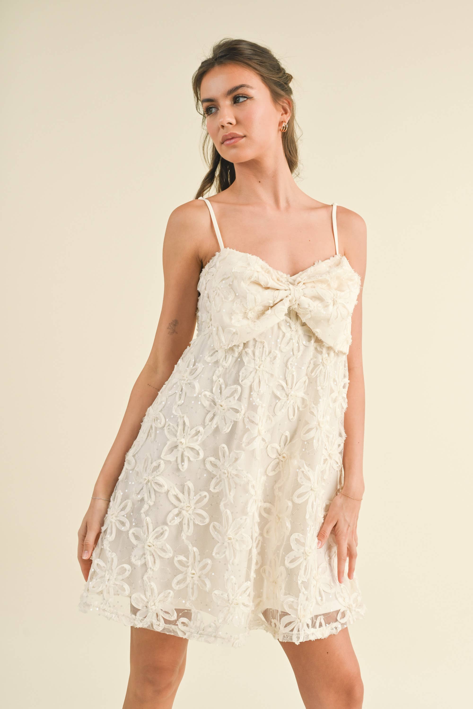 Klesis - Vente Robe – femme - ID7798A MINI-ROBE POUR BÉBÉ AVEC NŒUD EN APPLIQUE 3D ET PAILLETTES2