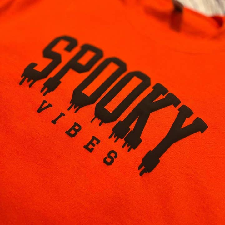 Motif Spooky Vibes Puffy pour la vente par Southern Comfort Boutique