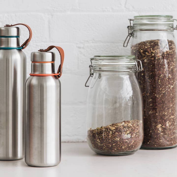 Bouteille d'eau isolée en acier inoxydable pour la vente par Black + Blum Europe