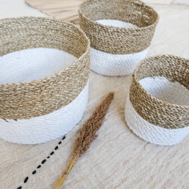 Set de paniers en jonc de mer beige et blanc pour la vente par Joglo living