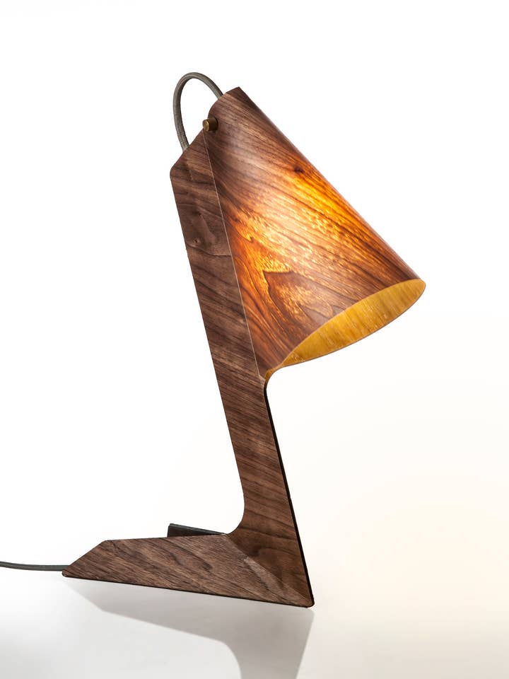 Foldet lampeskærm i naturligt træ med akrylbelægning for engroshandel hos DM + PARTNERS