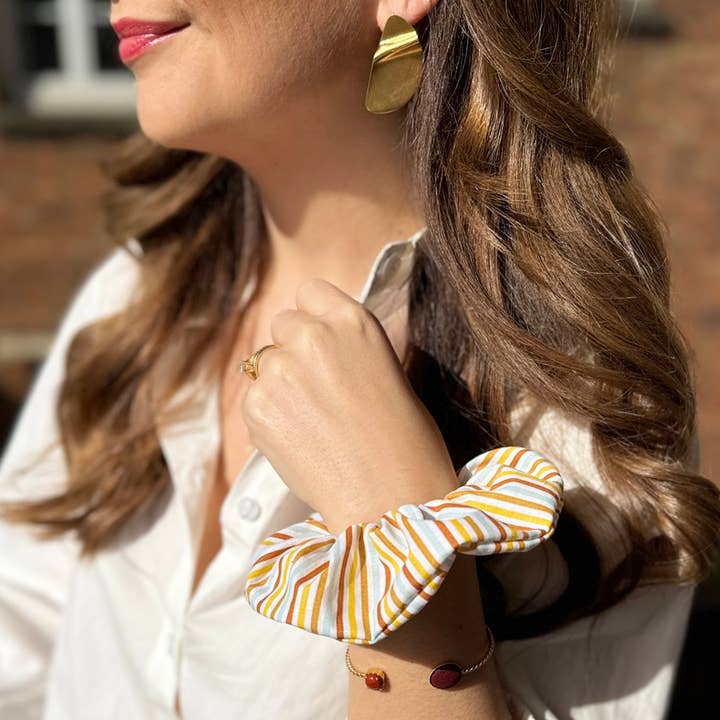 Chouchou ROXANE / cotone stampato a righe blu, giallo e cammello per la vendita all'ingrosso da parte di Laure Derrey