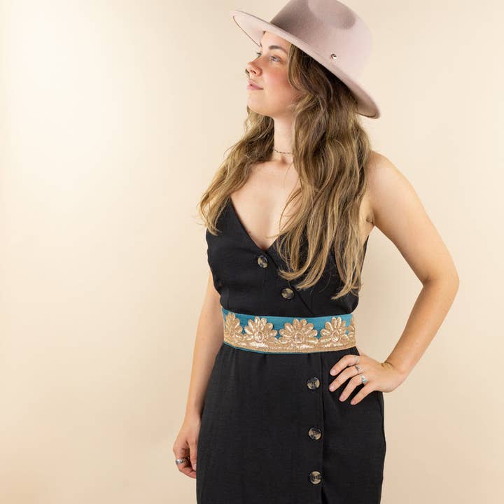 Ceinture bleue en velours à sequins dorés pour la vente par Moonrise