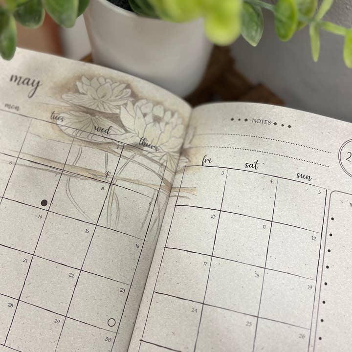 moon seeds – Engroshandel Dagbog – Moon Seeds 2025 - Årsplanlægger til selvindsigt og menstruationscyklus2