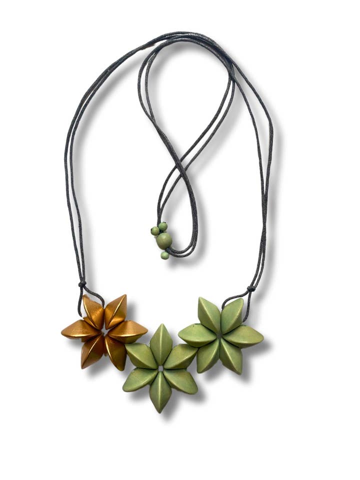 Adjustable handcrafted wooden necklace with Honolulu Metallic flowers for wholesale by Bijondo