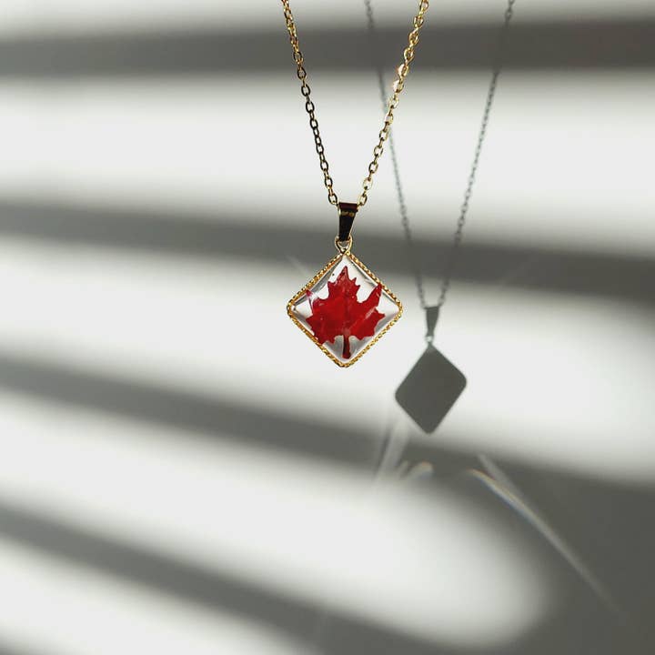 Rhodonco - Venta al por mayor Collares con colgantes/abalorios - Colgante de Oro con Hoja de Arce Roja y Textura de Diamante2