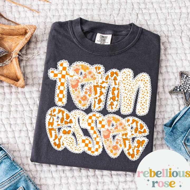 T-shirt graphique en dentelle orange mélangée Tennessee pour la vente par Rebellious Rose LLC