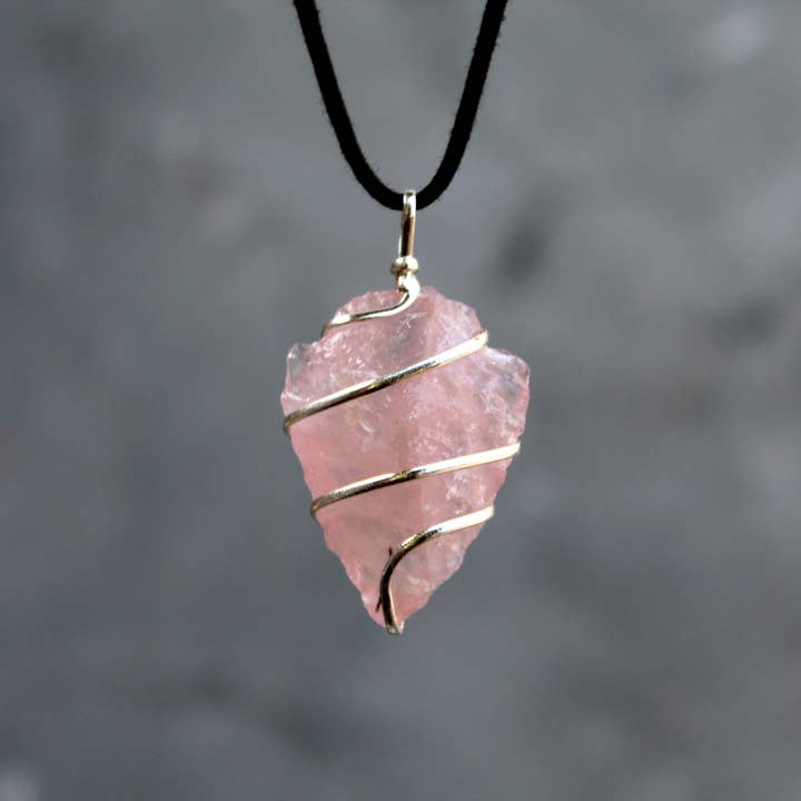Collana con ciondolo a punta di freccia in quarzo rosa avvolto in filo per la vendita all'ingrosso da parte di Aura Vibes