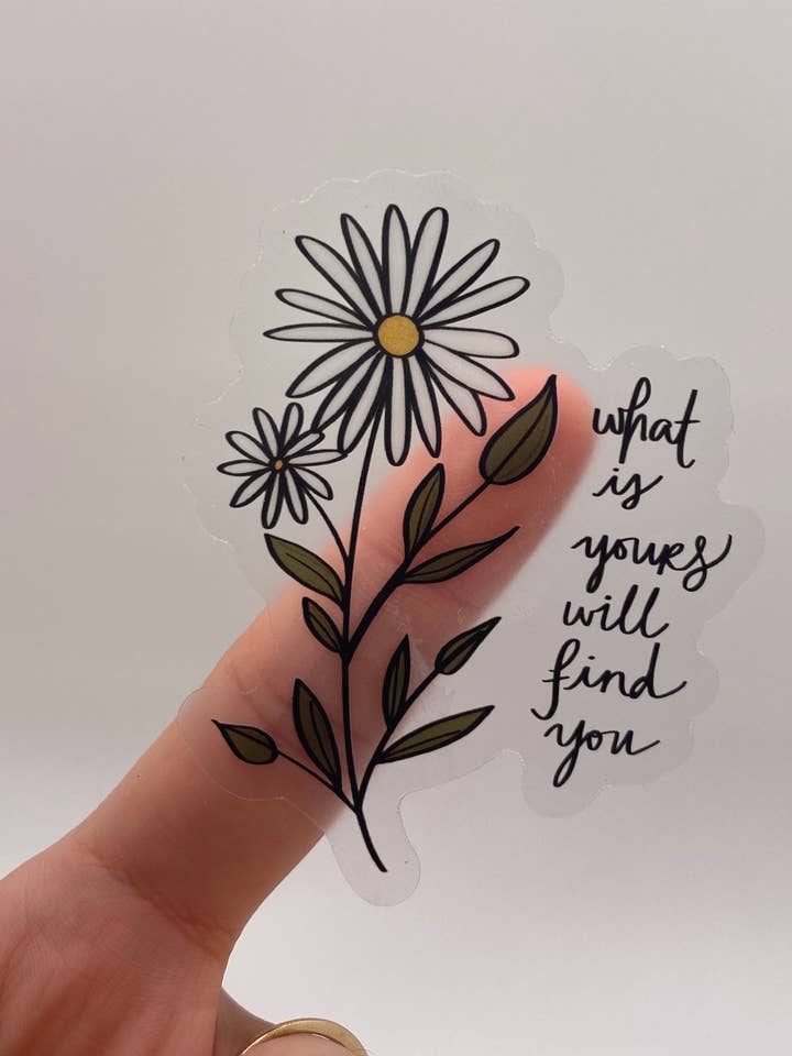 Autocollant en vinyle transparent pour ordinateur portable | What Is Yours Will Find You | Autocollant marguerite | Cadeau d'encouragement | Autocollant en vinyle imperméable pour la vente par Papi Hour
