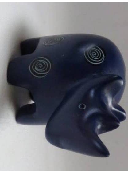 Scultura artigianale in pietra saponaria kisii blu navy di un rinoceronte con spedizione gratuita in tutto il mondo. per la vendita all'ingrosso da parte di Delight merchants