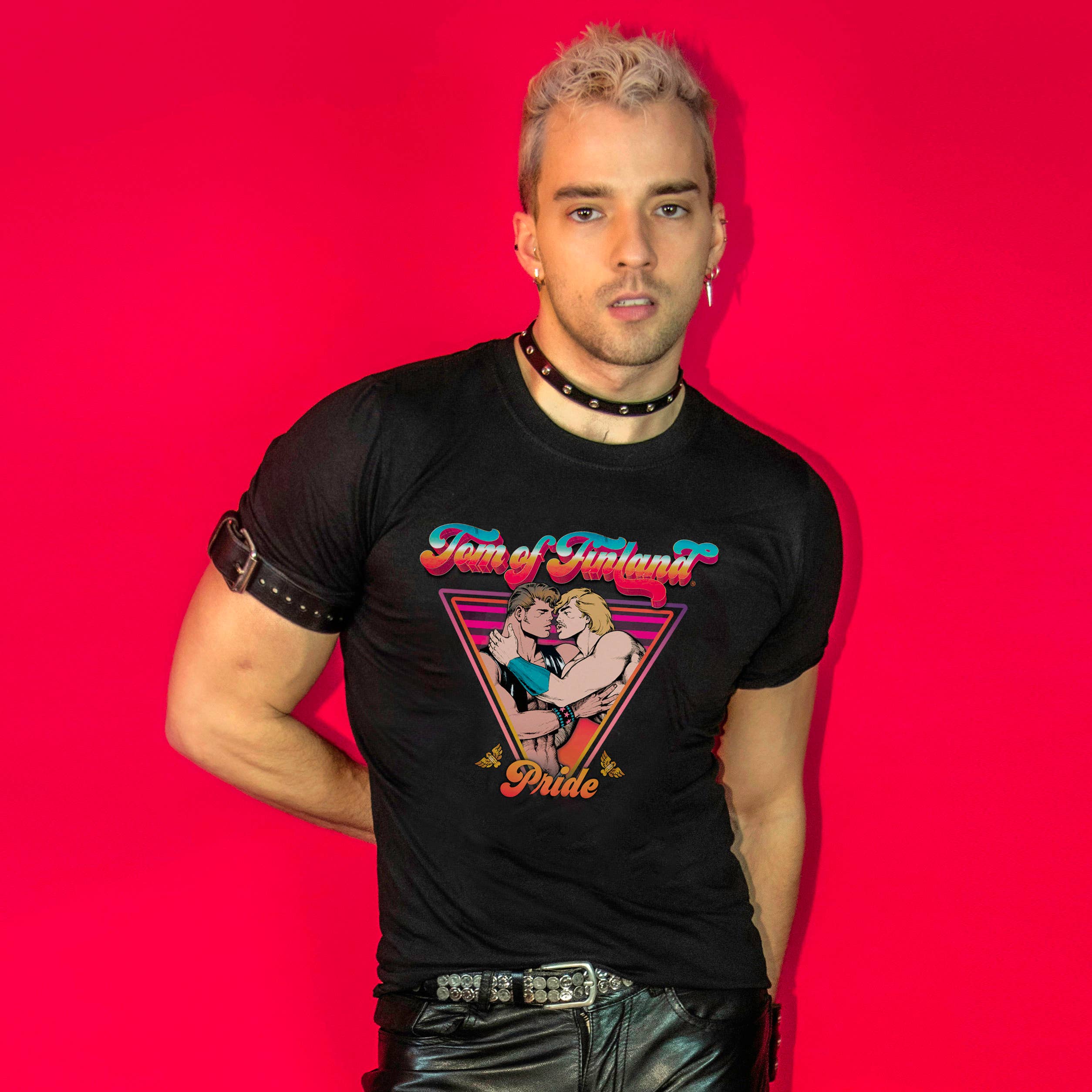 Peachy Kings / Kweer Cards – T-shirt estampada - Unissexo por atacado – Camiseta Tom of Finland “He-Man” PRIDE (homossexual, queer, camiseta)1