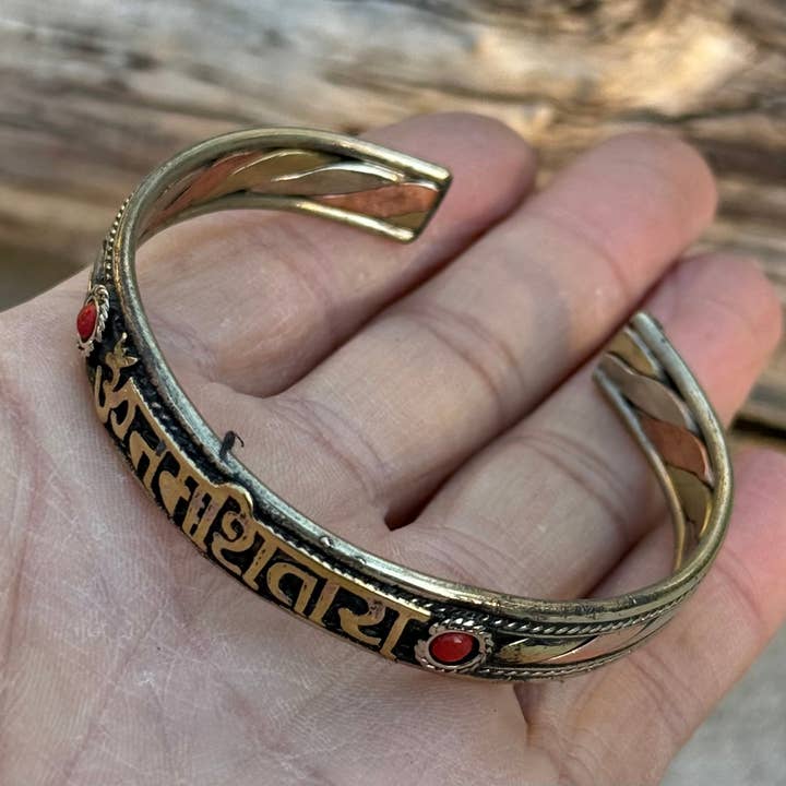 Lungta Imports – Engroshandel Manchetarmbånd – 3 Metaller Medicin "Om Namah Shivaya" Armbånd - Håndlavet i Nepal