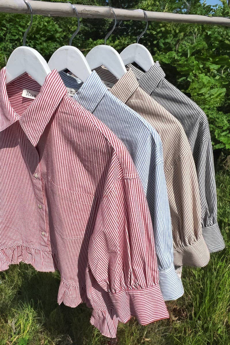 Vine & Love – Camisa com botões no colarinho – Mulher por atacado – Camisa às Riscas com Detalhe de Bolso e Bainha com Folhos 100% Algodão VT82772A9