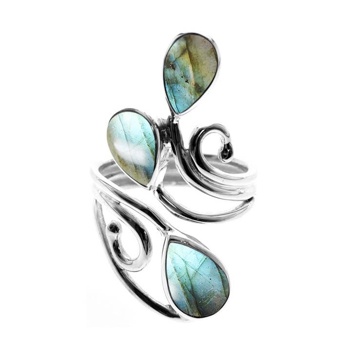 Ivy dreifacher Labradorit-Tropfen offener Wirbelring für den Großhandel von Kali Ma Designs - Sterling Silver Jewellery