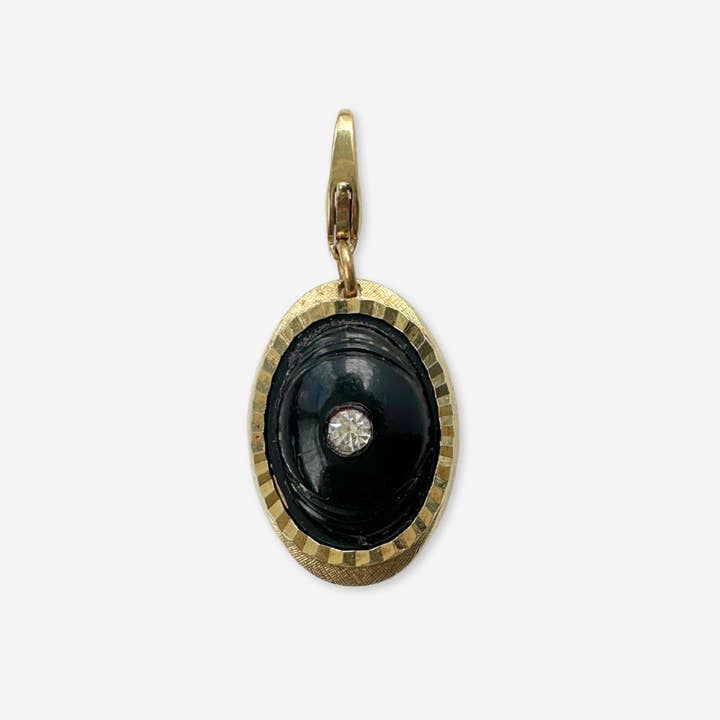 Pendentif ovale vintage plaqué or et acrylique noir pour la vente par Lulu’s Petals