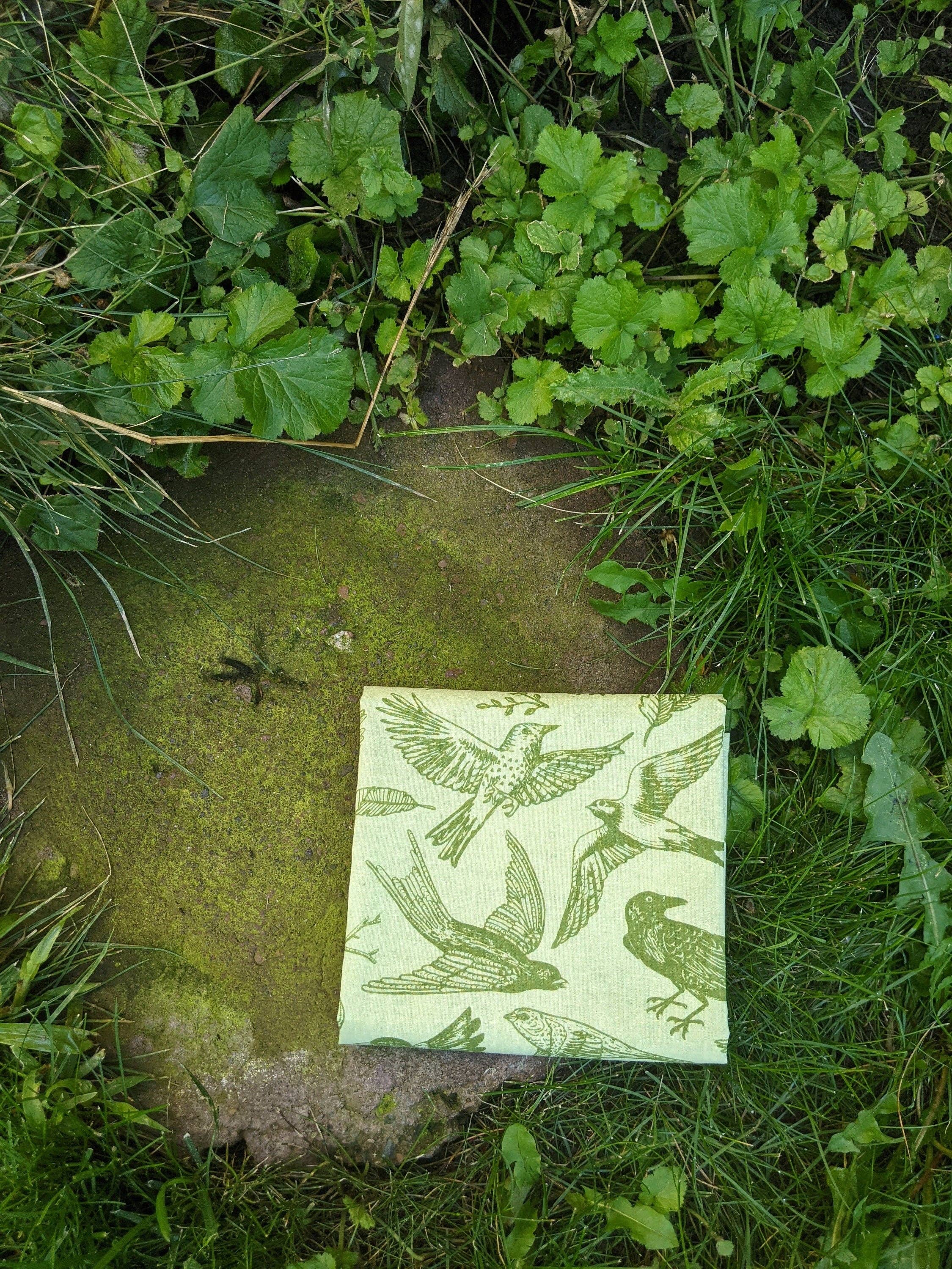 ilikesara | art + goods – wholesale Bandana - Unisex – Bandana med fågelmotiv i grön handtryckt design2