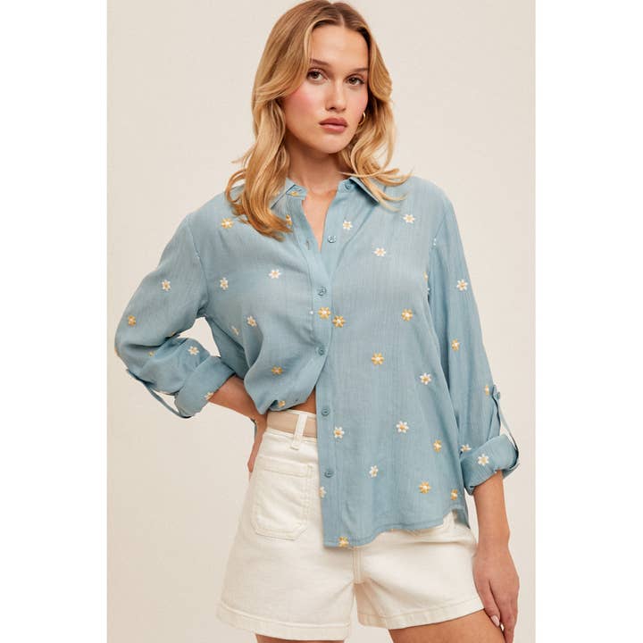 HEMD MIT BLUMENSTICKEREI UND KNOPFLEISTE für den Großhandel von Apolline