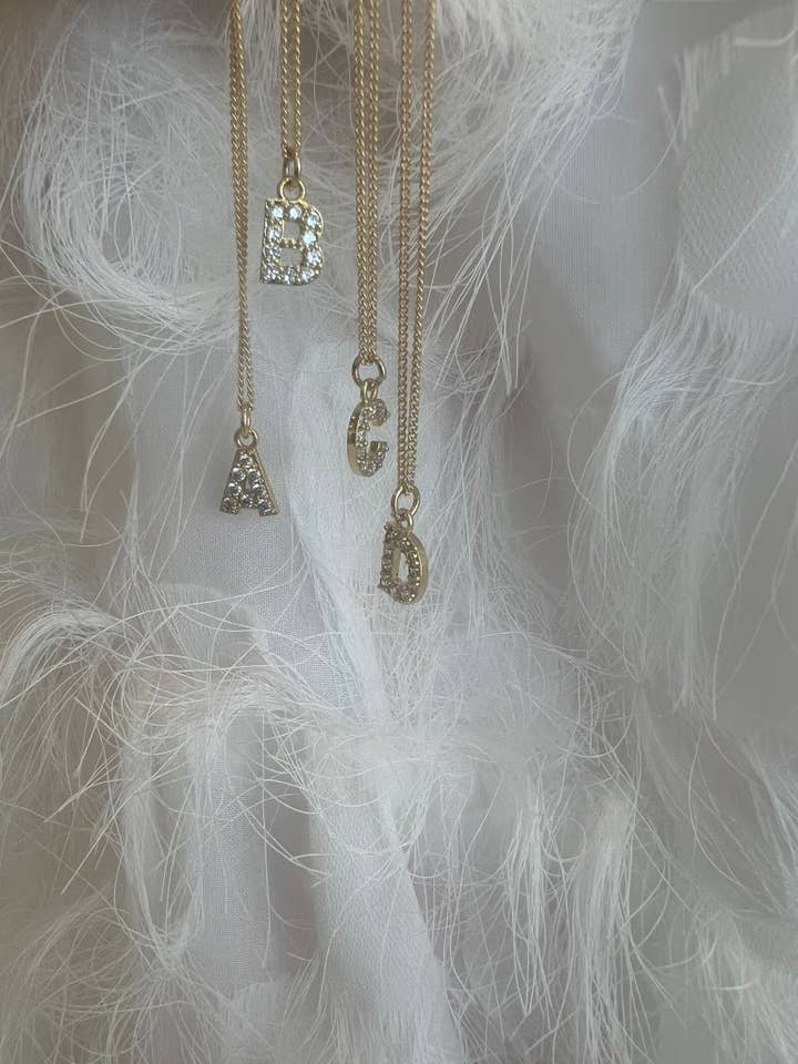 Zircon Initial Letter voor wholesale door By Jessi Jewelry