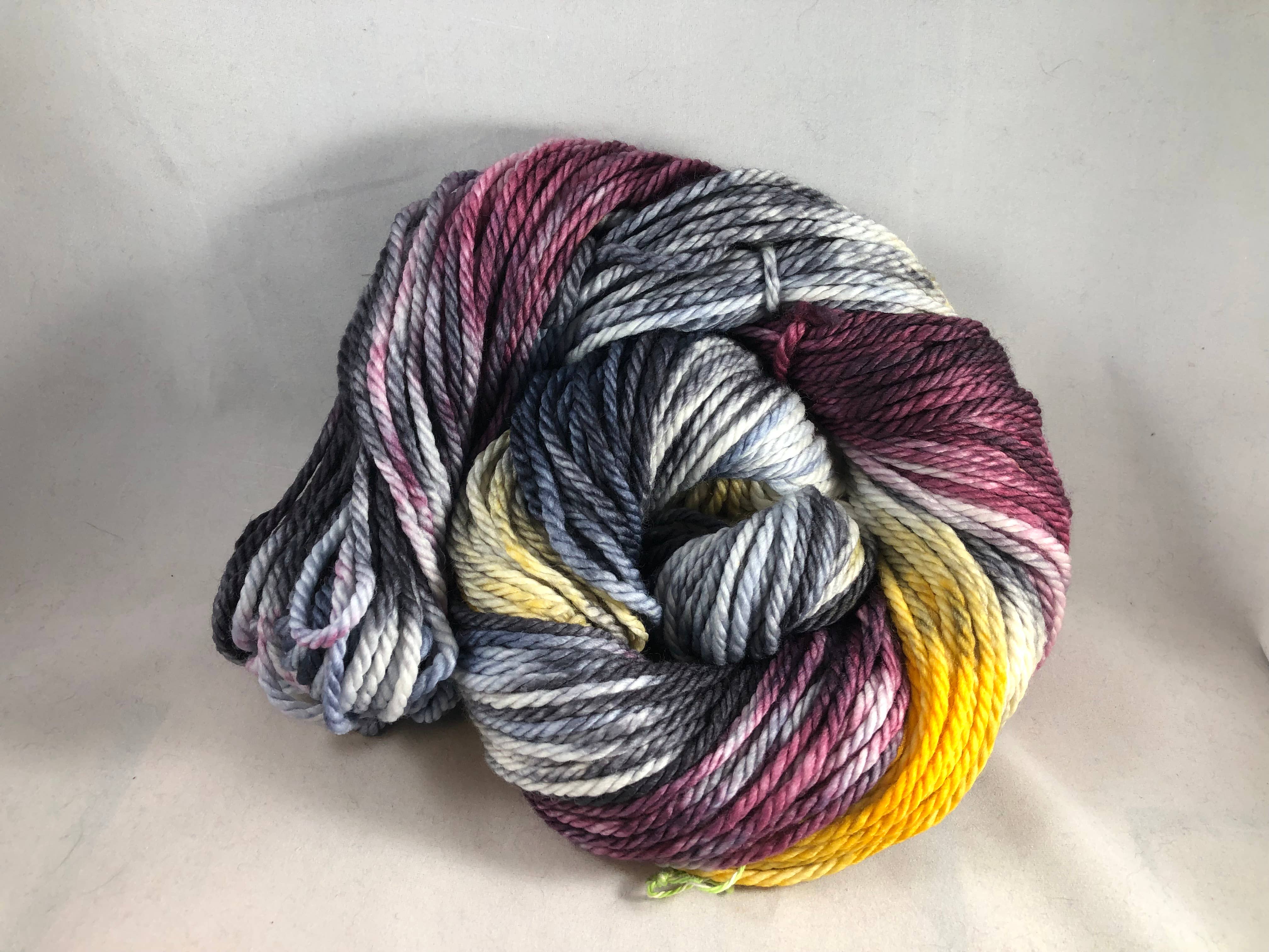 Rebel Purl - Venta al por mayor Hilos - Criatura de la Noche - Hilo Teñido a Mano en Pequeños Lotes1