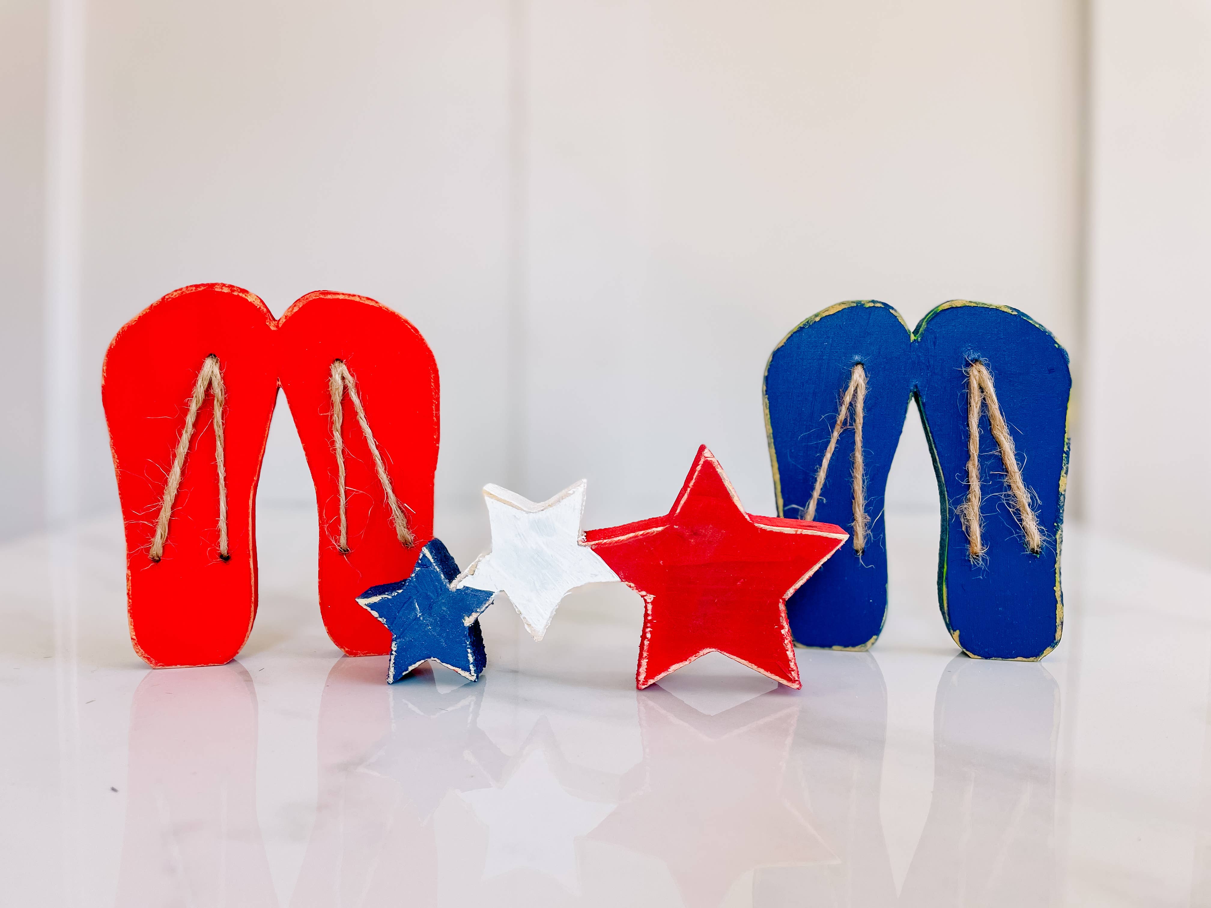 Moscow Mill House – wholesale Decorative tabletop object – Handcrafted Painted Wood Flip Flops 0