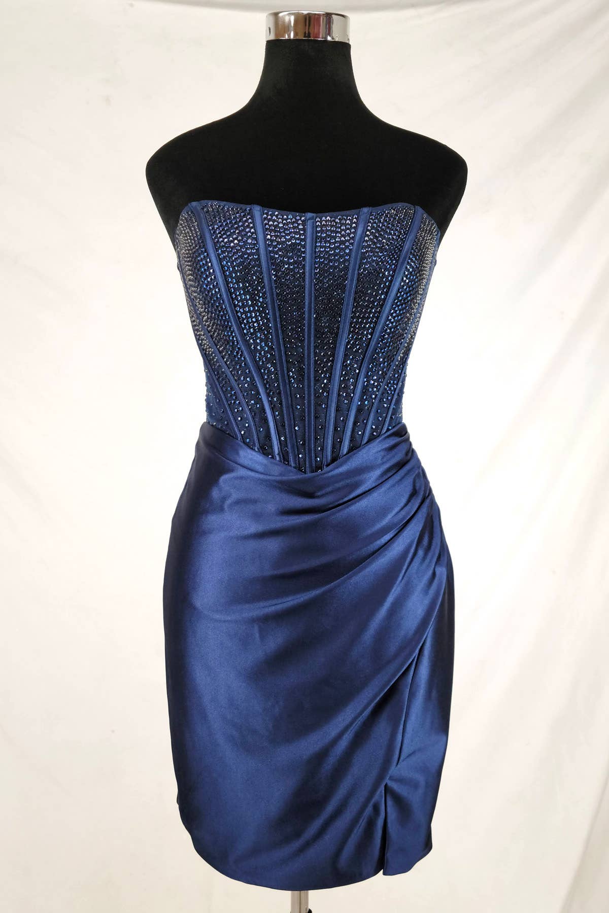 Chicas – wholesale Klänning - Dam – Kort miniklänning med juvelprydd korsett och satinkjol C37517