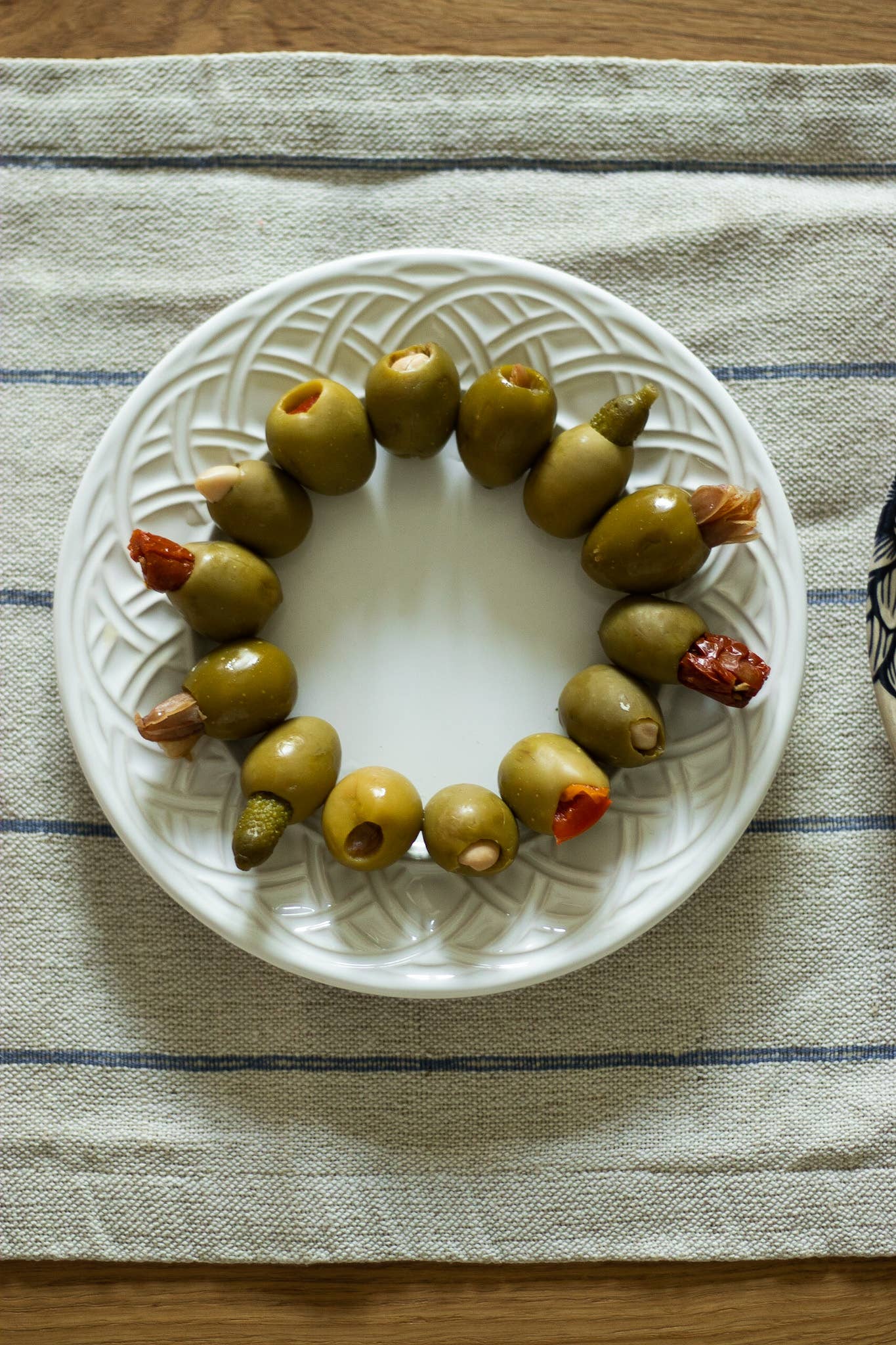 Luna Ibérica SL - Wholesale Olives - Green Olives Spanish Queen - Stuffed with Garlic Cloves2