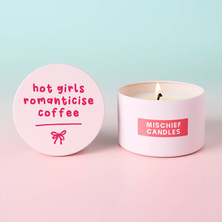 Candele in Lattina Rosa al Caffè Romantico delle Ragazze Sexy per la vendita all'ingrosso da parte di Mischief Candles