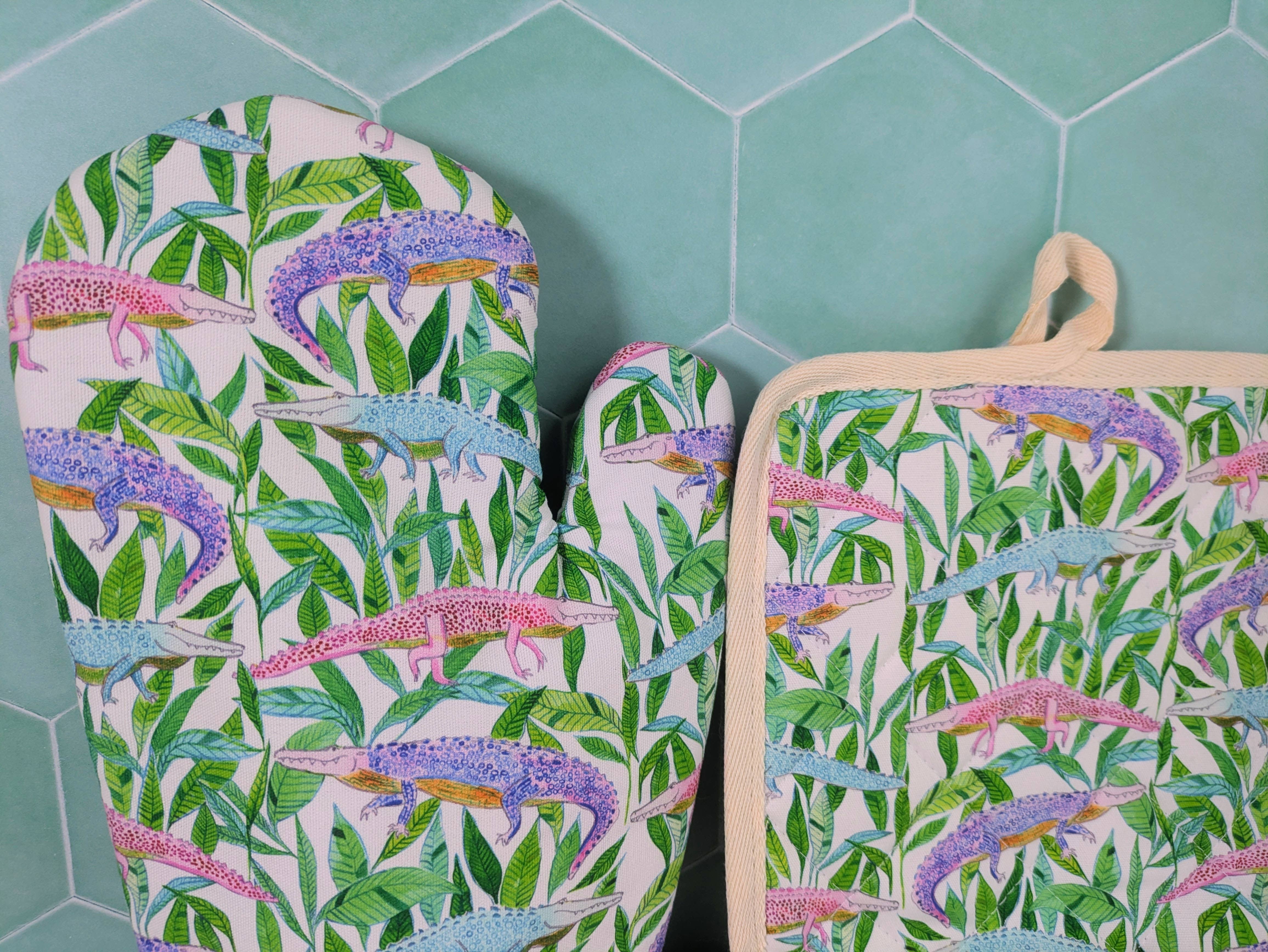 Natalie V. Mason - Wholesale Oven Mitt/Pot Holder - Oven Mitt & Pot Holder Set - Alligators (white)2