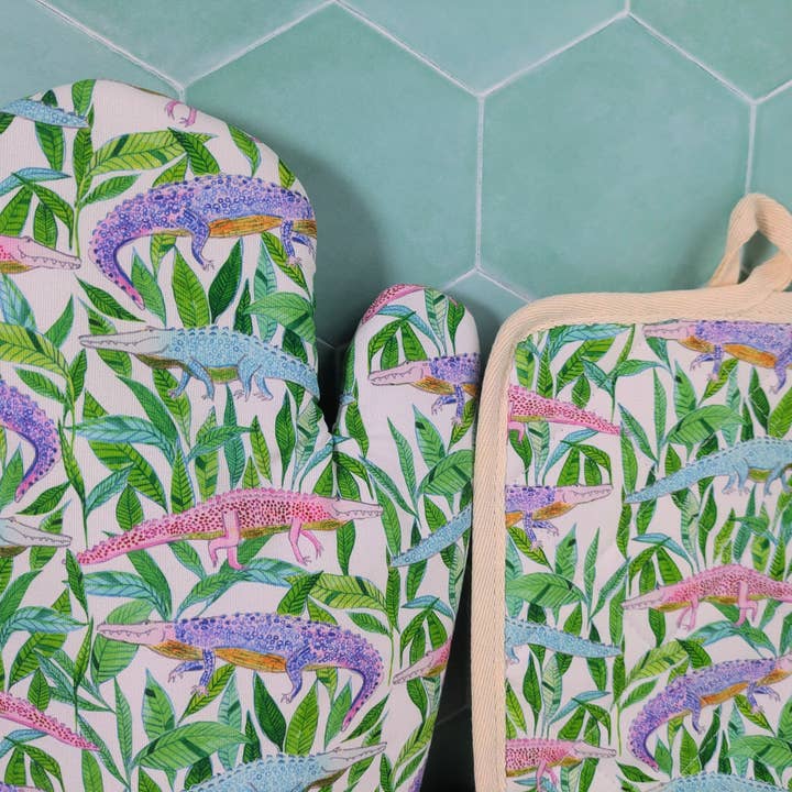 Natalie V. Mason - Wholesale Oven Mitt/Pot Holder - Oven Mitt & Pot Holder Set - Alligators (white)2
