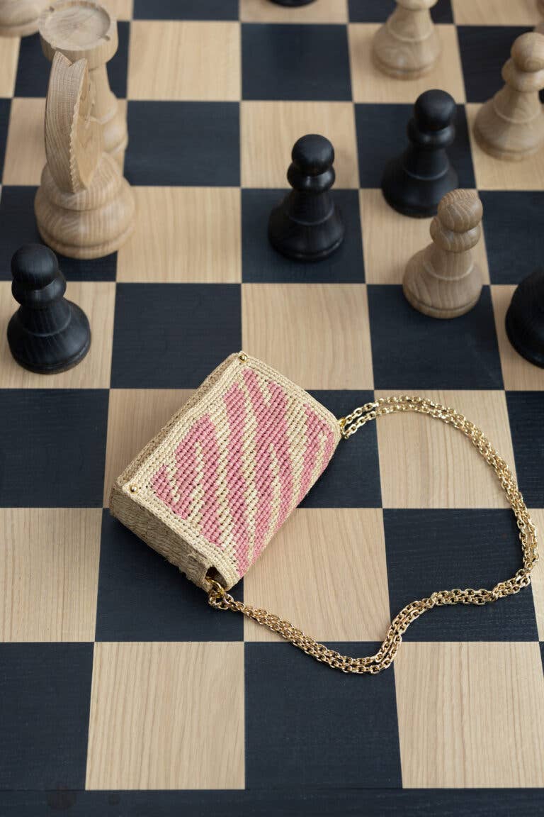 Sanabay – Großhandel Messenger Bag – Damen – Mini Nina Wild Rose Raffia-Tasche mit Kettenriemen5