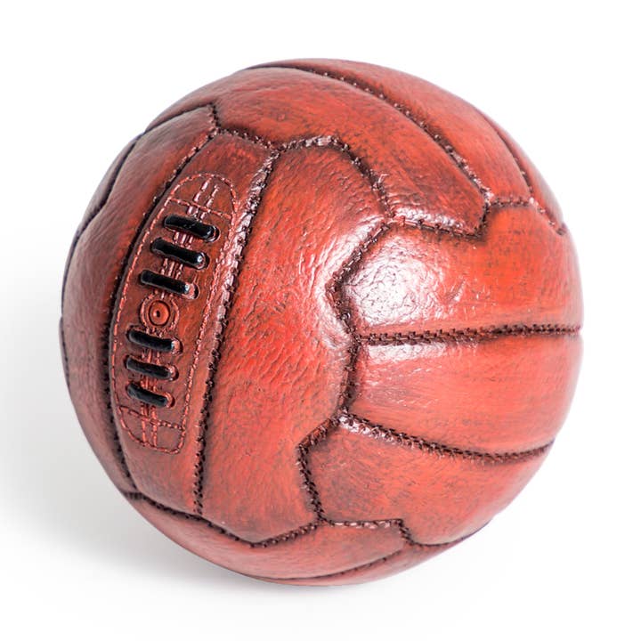 Liten antik läderstil fotbollsskrivbordsprydnad för wholesale av McGowan & Rutherford Ltd