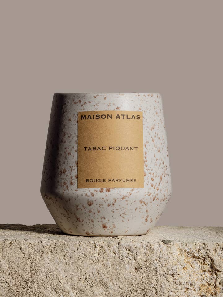 Duftkerze in handgefertigtem Keramikgefäß – Tabac Piquant für den Großhandel von MAISON ATLAS