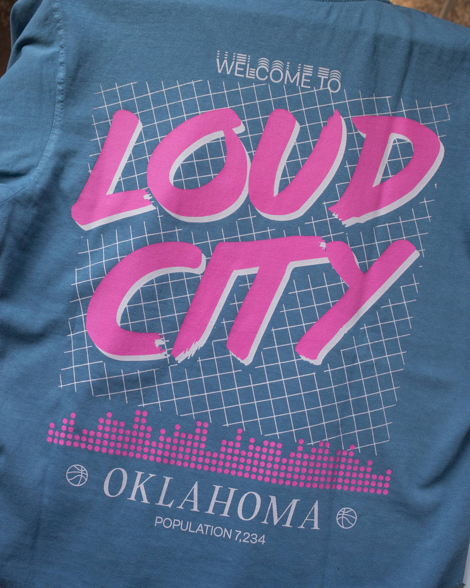 Bleu galet T-shirt « Bienvenue à Loud City Thunder » d'Oklahoma City en vente sur Faire4