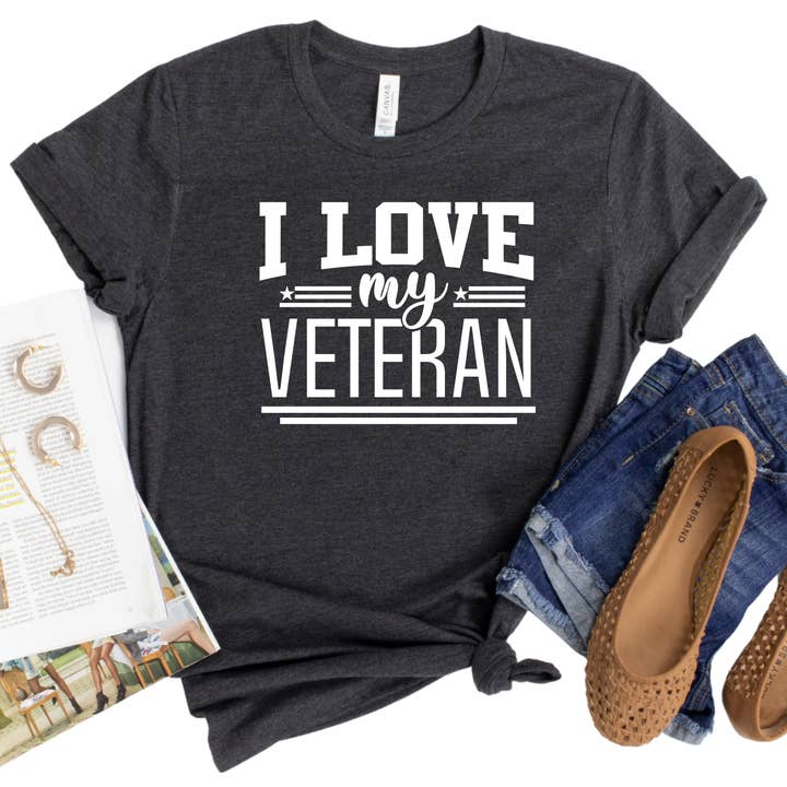 J'aime mon t-shirt de vétéran - T-shirt de soutien patriotique pour les familles militaires - T-shirt graphique de conjoint militaire fier - Cadeau d'appréciation des vétérans pour la vente par Epic Life - Designed