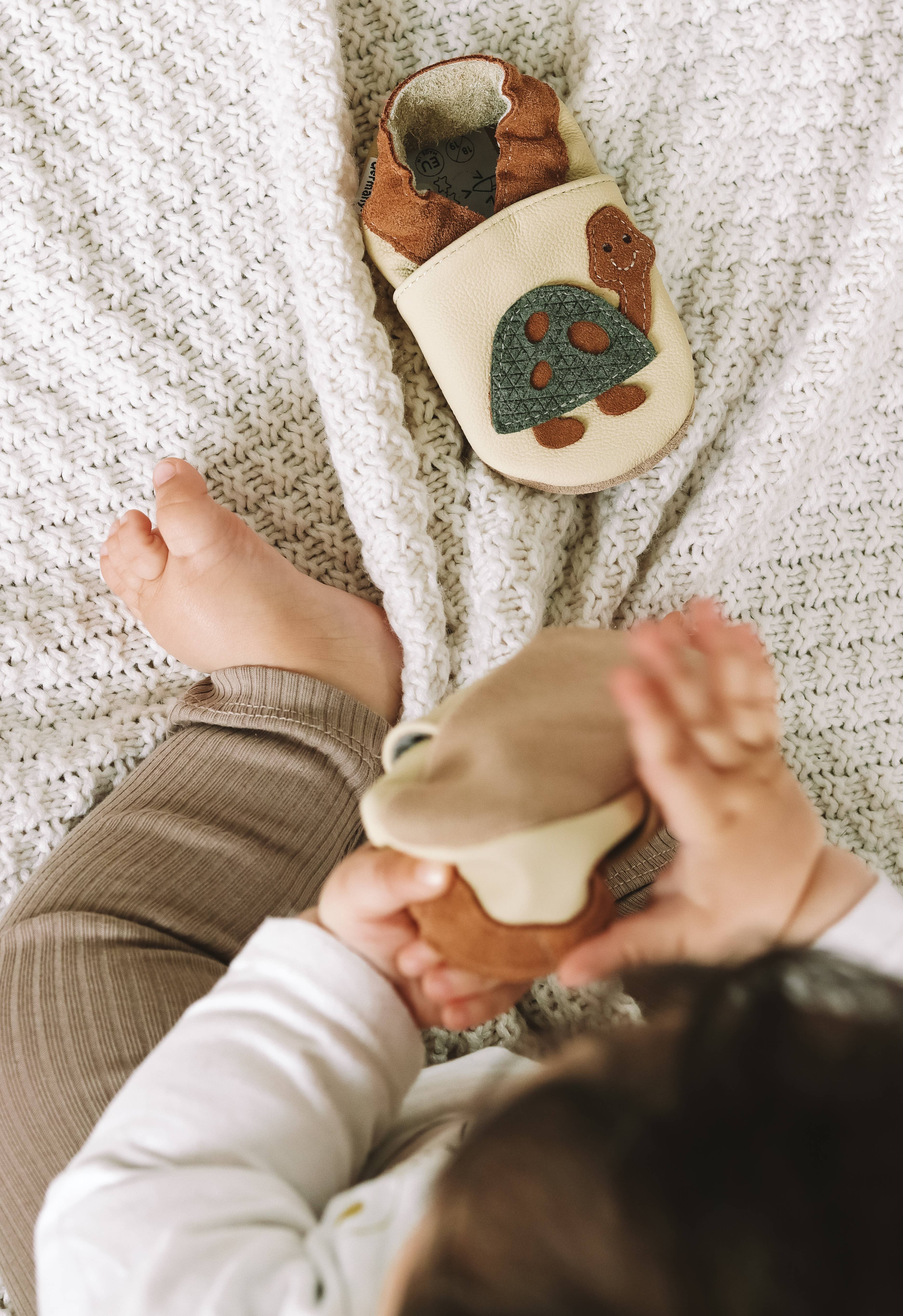 HOBEA-Germany GmbH - Wholesale Wiegenschoentjes - Baby - Beige kinderschoenen met schildpadmotief5