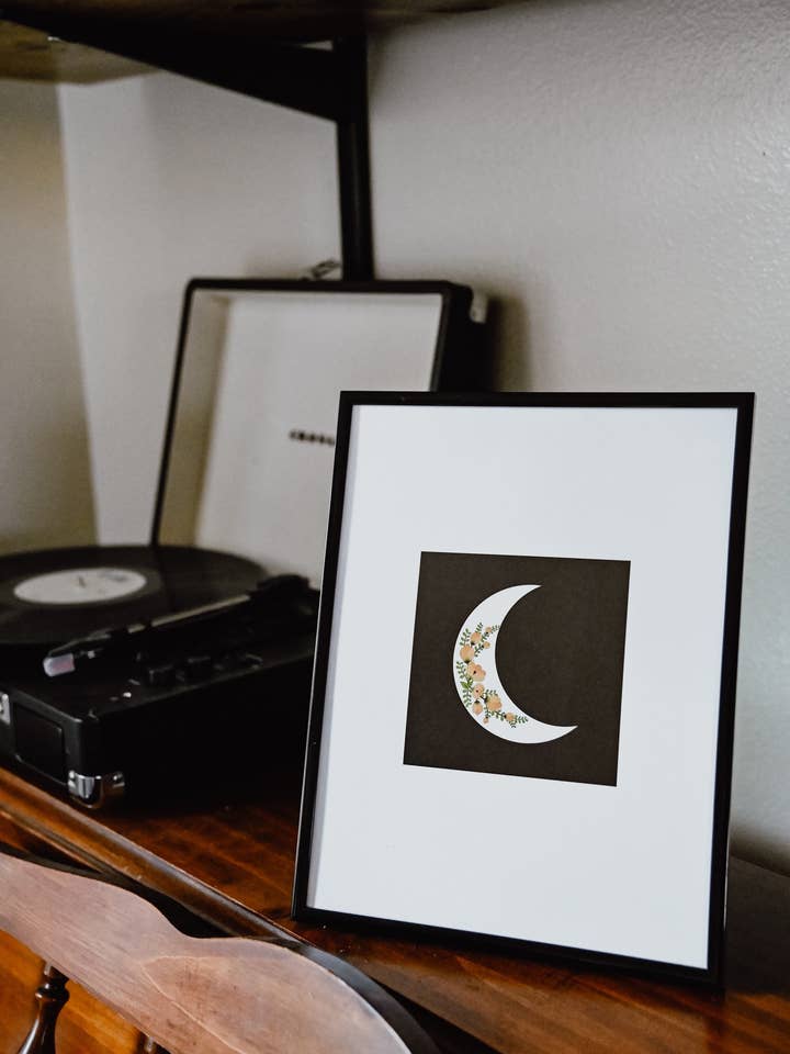 Motif floral en forme de lune pour la vente par Alyse Yvonne Designs