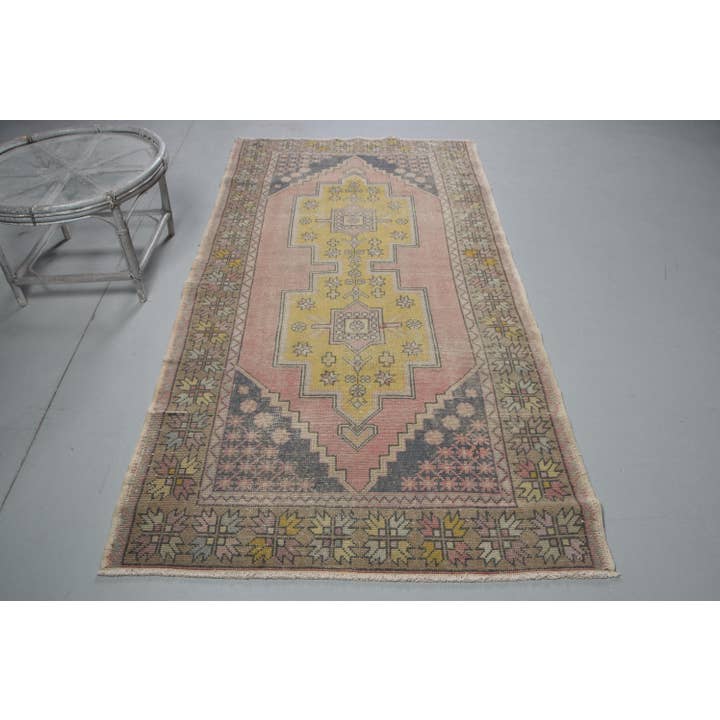 Vintage-Teppich 4,4x8,4 ft (133x257 cm), Türkischer Roter Polka-Dot-Teppich für den Großhandel von The Loom Wholesale