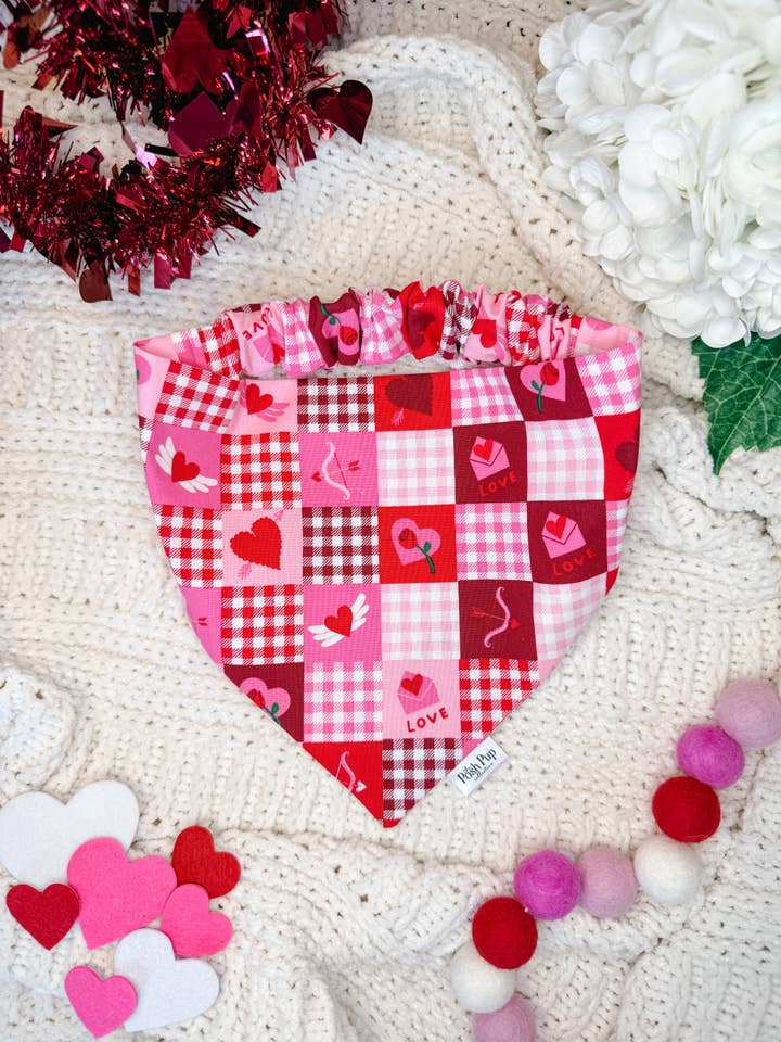 Amor Shuffle Bandana für den Großhandel von The Posh Pup Collective