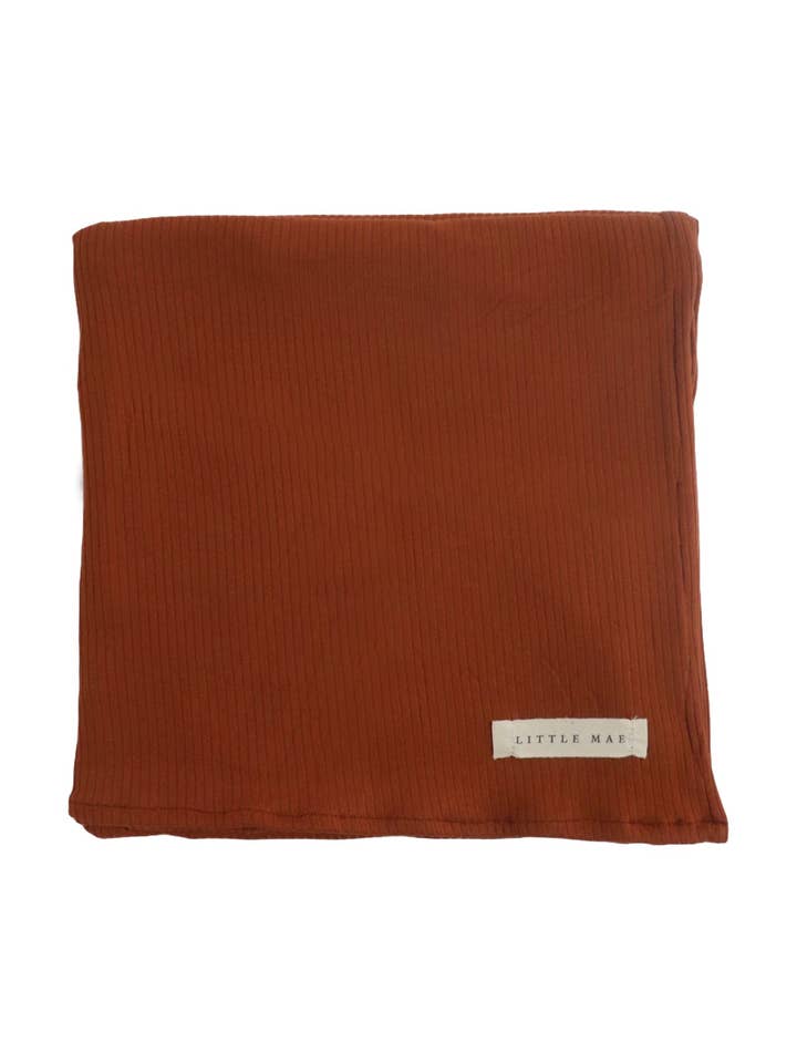 Emmaillotage extensible côtelé Rust pour la vente par Little Mae and Co