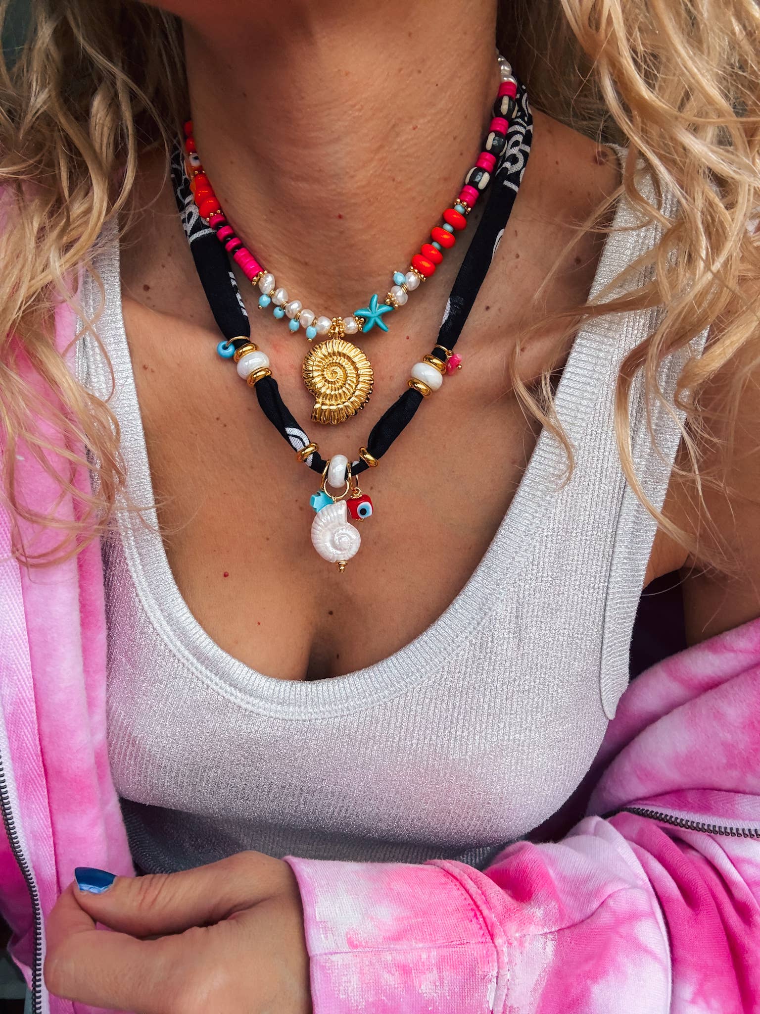 Goupi – Großhandel Kette mit Anhänger/Charm – Böhmisches Bandana-Halstuch und bunte Perlenkette1