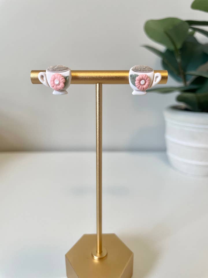 Mjölk Tea Studs för wholesale av Cozy Clay LLC