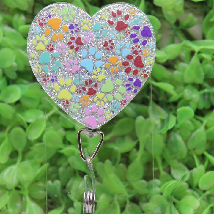 Badge enrouleur cœur empreinte de patte colorée pour la vente par Hylidae Boutique