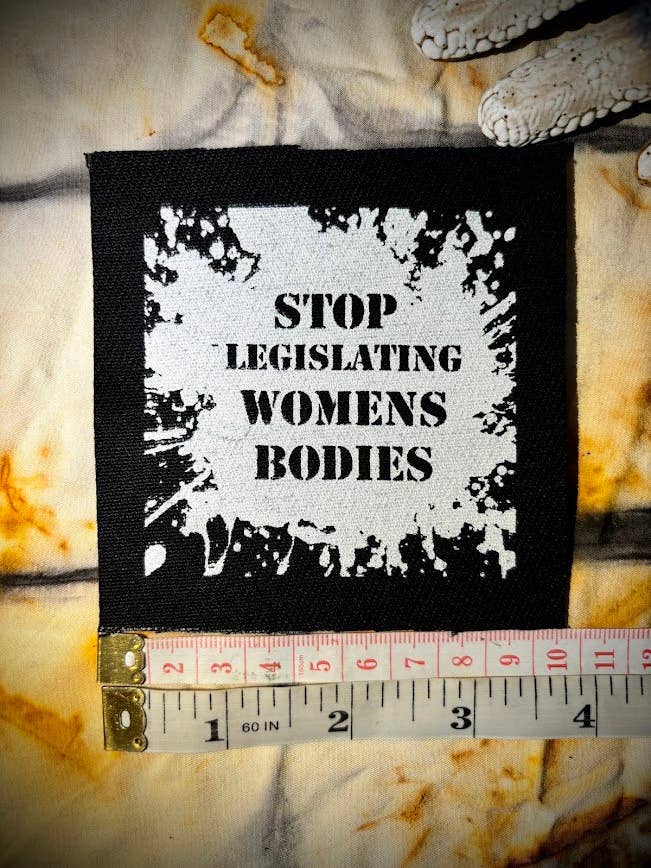 Patch "Arrêtez de légiférer sur le corps des femmes". pour la vente par Three Raccoons