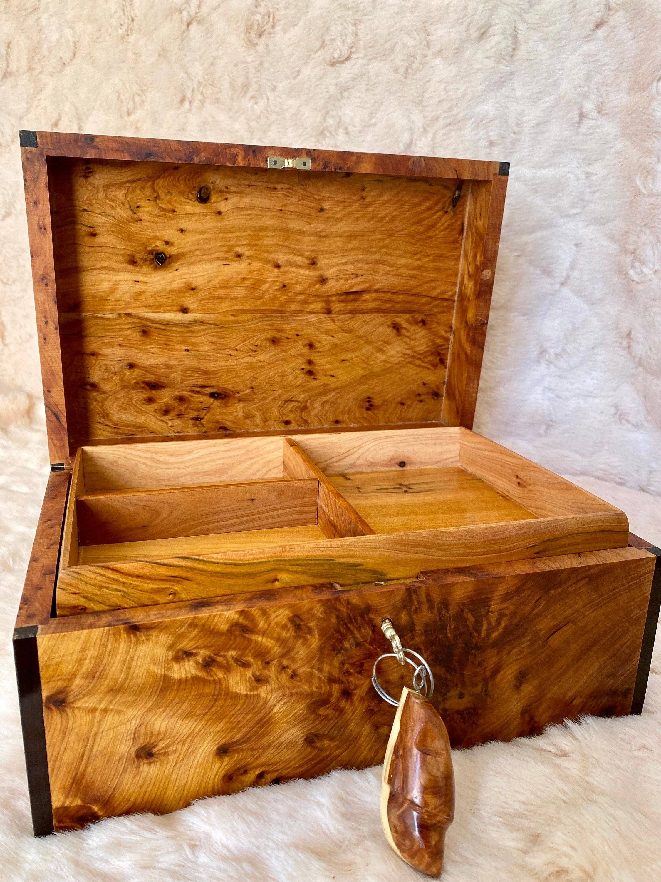 AtlasPerles - Venta al por mayor Joyero/organizador de joyas - Caja de joyería marroquí de 11"x7", gran caja de madera de tuya con cerradura y llave, grabado de nácar, incrustaciones de madera de nogal, caja de recuerdos para regalo de boda.3