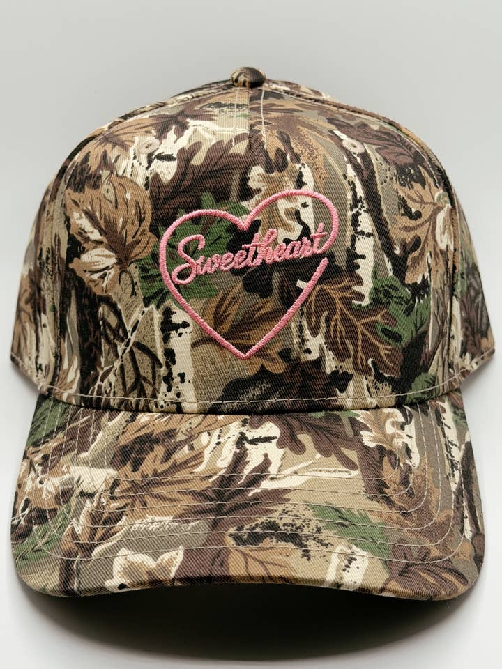 Sweetheart Broderet Camo Trucker Hat for engroshandel hos Nash & Co.