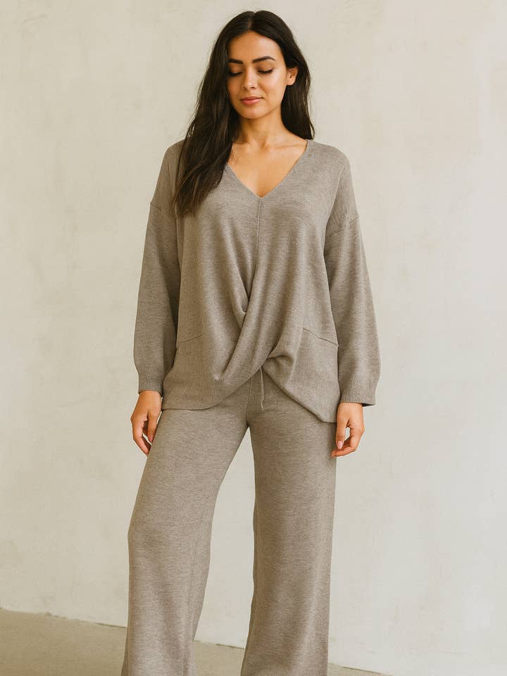 TOP IN MAGLIA PREMIUM CON DRAPPO INCROCIATO SUL DAVANTI ABBINATO A ST per la vendita all'ingrosso da parte di Lucy Sparks