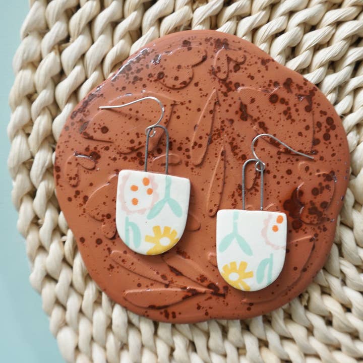 Grodd Dinglande Örhängen - Grossist för wholesale av Catie Miller Ceramics